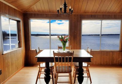 Carling House | 3-bedroom Lakeview Cottage - Rockwood #8