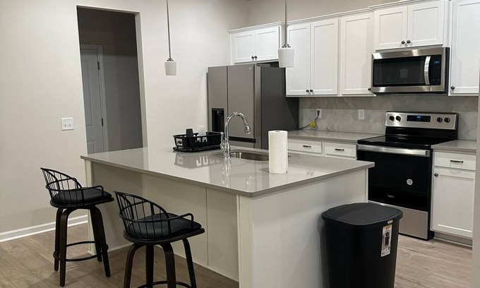 Antioch House | 3 bedroom Luxury House with AC,WiFi, free laundry and garage. Enjoy your stay