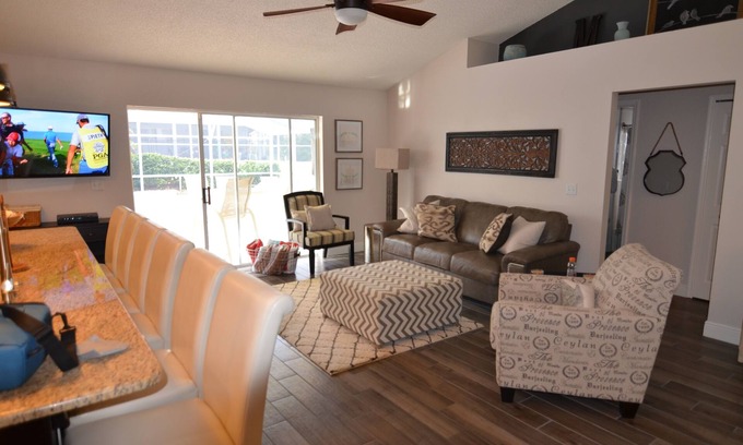 Haines City House | 3 BR VILLA. Large pool. Hot tub. 25 min to Disney. 2 King Size Beds, 1 queen
