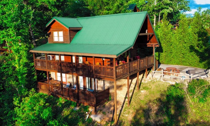 Black Bear Falls Cabin | 3 K Suites, Stunning Views, 2.5 m downtown; JUST REDUCED AUG, SEPT, OCT RATES!