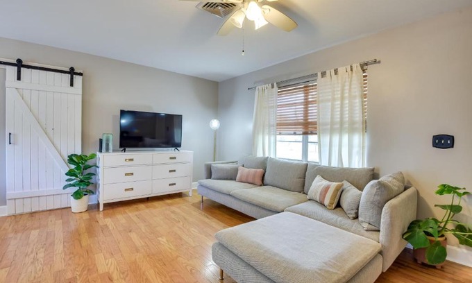 Palmetto House | 3 Mi to Riverwalk Pet-Friendly Home with Yard!