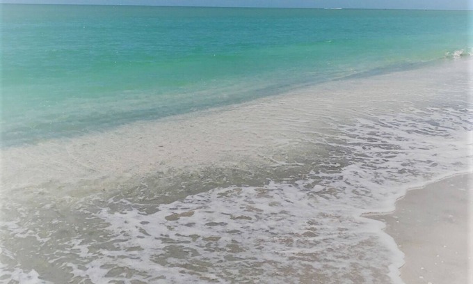 Sanibel House | 3 min walk to shells&sand-great escape Fully restored Sanibel Island
