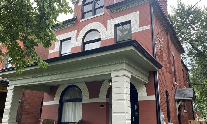 Old Louisville House | 3-story Bourbon Luxe Historic Retreat 2 mi to Whiskey Row-NULU