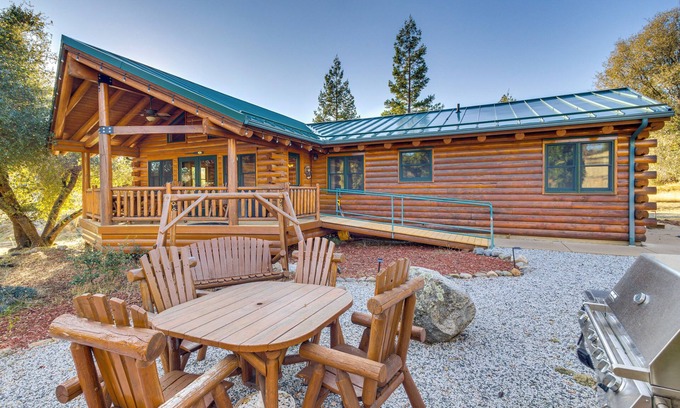Mariposa House | 33 Mi to Yosemite NP: Custom Log Home w/Deck!