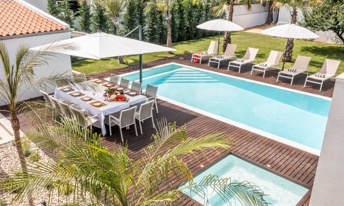 Corroios Villa | 330 m² Villa ∙ 7 bedrooms ∙ 14 guests