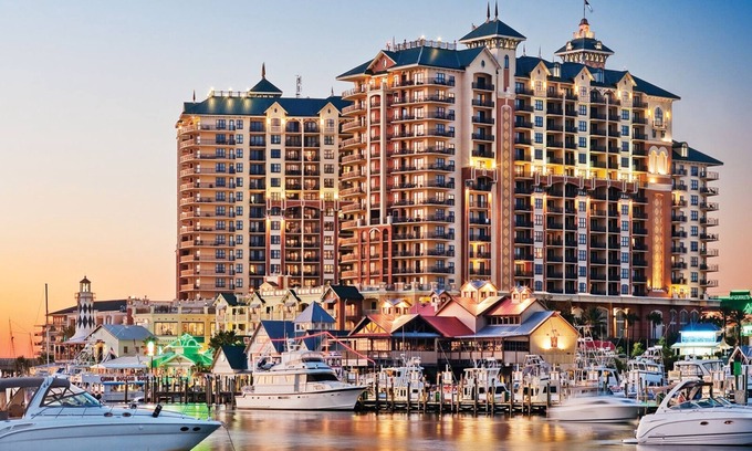 Destin Hotel | 3BDPlus/Destin Emerald Grande - Family Friendly!