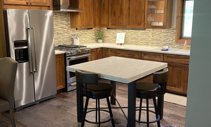 Vail House | 3bdrm/2bath Sleeps 6 Vacation in the Mountains! Private Hot Tub