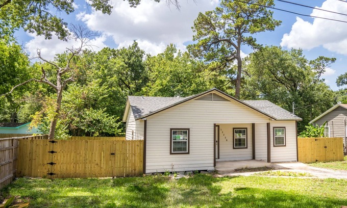 North Shore House | 3br/2bath, Hammock /Huge yard/House to yourself