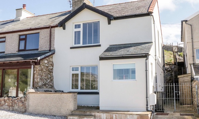 Llandudno Cottage | 4 ANGLESEY ROAD, character holiday cottage in Llandudno