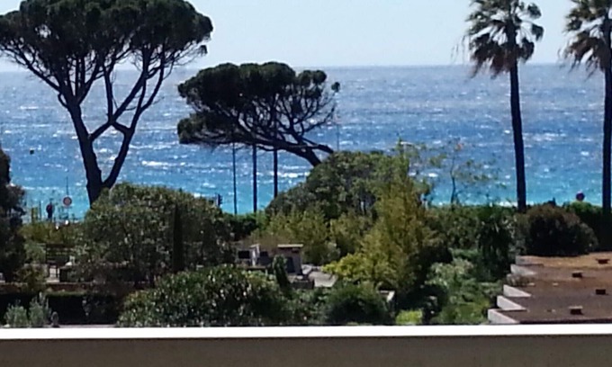 La Croix des Gardes Apartment | 4 *, BEACH/EVENTS, direct access to the beach, pool, garage, park.