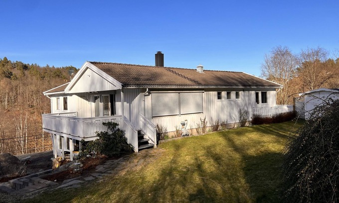 Mandal Villa | 4 Bed Villa - Sleeps 11 - Pets - Parking - Wifi