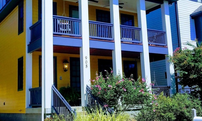 Hope Gardens House | 4 KING Master Bedrooms! 2 Covered Porches +Rooftop Terrace! 5 Mins to Downtown!