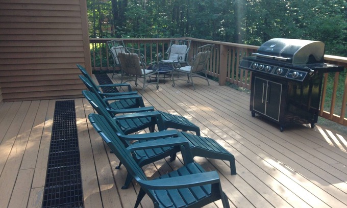 Bartlett House | 4-Level Townhouse Near Story Land, Skiing