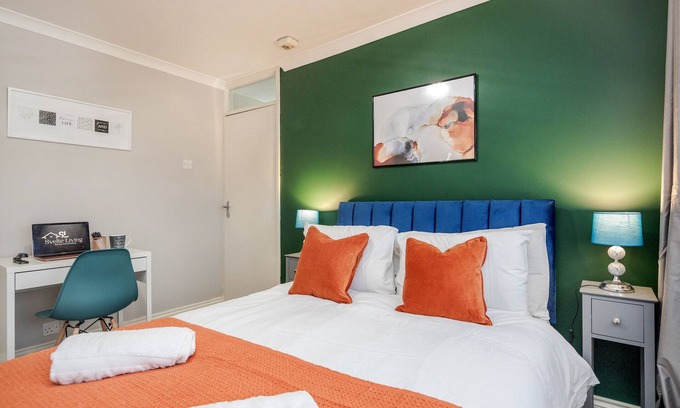 Enfield Highway House | 4BD Family and Contractor house in North London with Parking