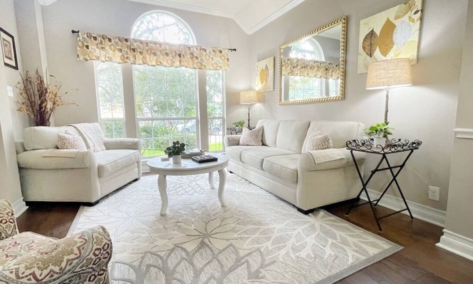 Wetmore House | 4BR/2.5 Bath, 5-Star, Six Flags, La Cantera Shops, UTSA, Med Center, River Walk.