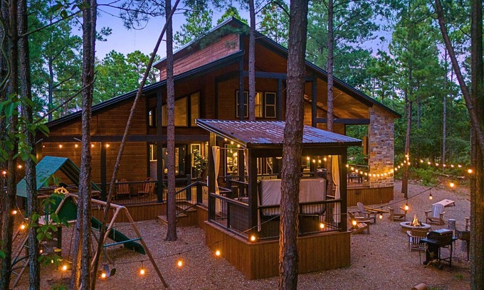 Pickens Cabin | 4BR Fun Packed! Pool Table, Playset, Arcade!