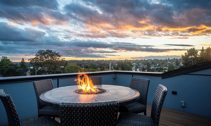 Green Lake House | 5-BDR w/Rooftop Views, Covered Deck & Spacious Backyard–Prime Central Location!