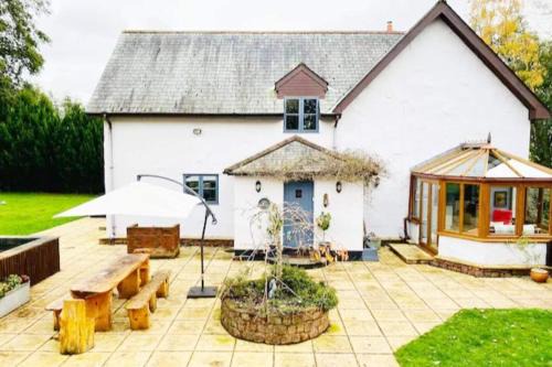 Kingston St Mary House | 5-Bed Home - Sleeps 12 Pool Garden & Play Area