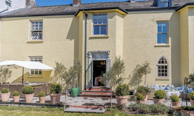 Laugharne Cottage | 5 bedroom accommodation in Laugharne