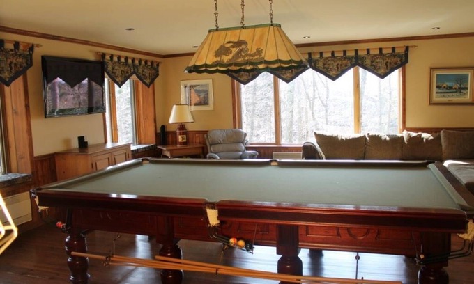 Domaine Nansen Ski Chalet | 5 Bedroom Luxury Ski & Golf Chalet - Private Hot Tub - Prime Ski in Ski Out