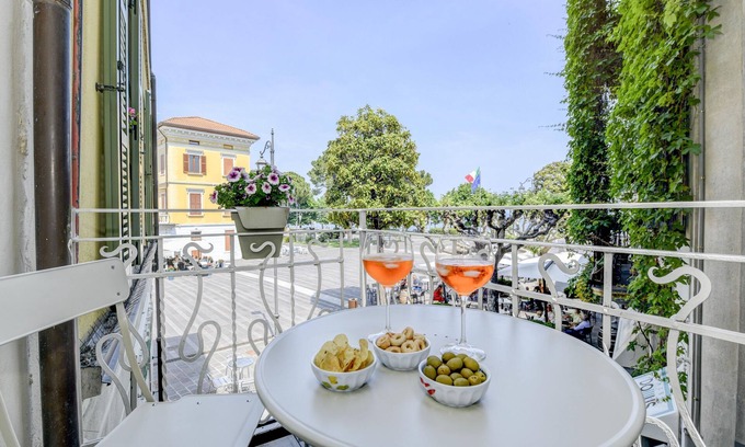 Desenzano del Garda City Centre Apartment | 50 meters from the lake, in the historic center with a terrace. Stella House