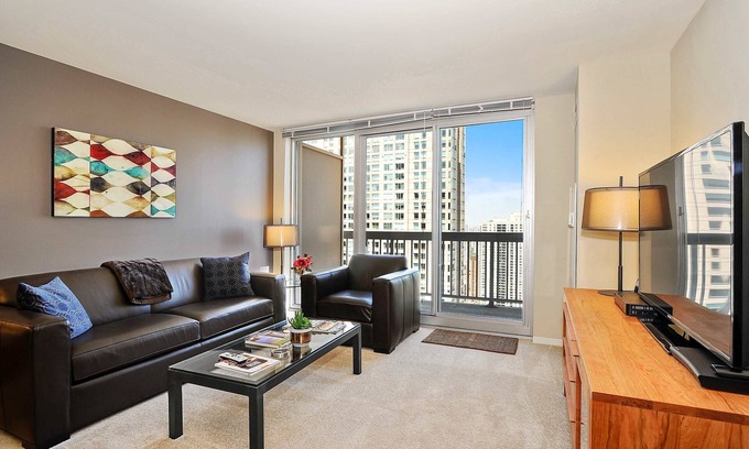 Downtown Chicago Apartment | 52nd Floor, VIEWS, Pool, Balcony, Pool, Gym