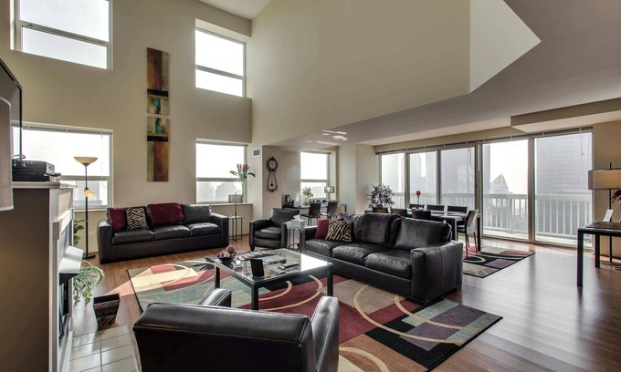 Downtown Chicago Apartment | 53/54 Mag Mile Penthouse VIEWS, Fireplace, Pool