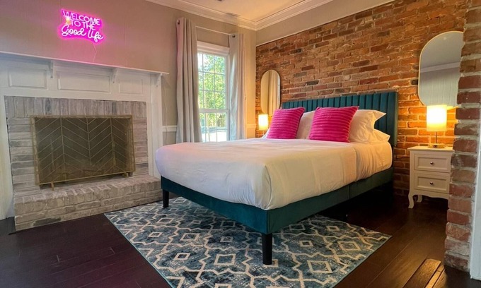 Fortson House | 5BR Art Deco Retreat : Hot Tub, BBQ & Family Fun