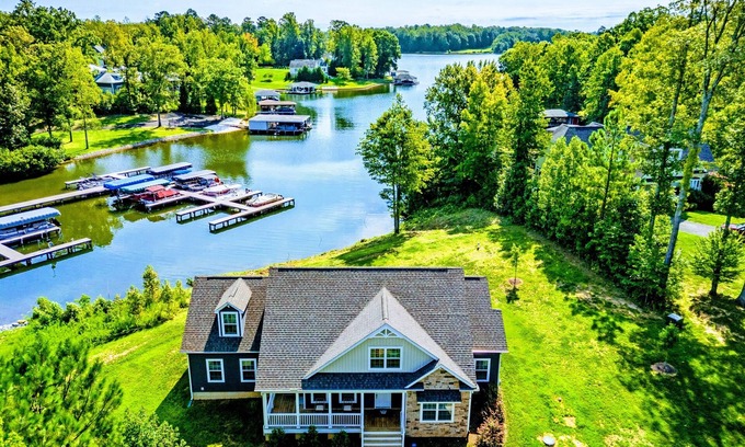 Mineral House | 5BR Lakefront Lake Anna, Pool, Boat Dock, Hot Tub, Beach