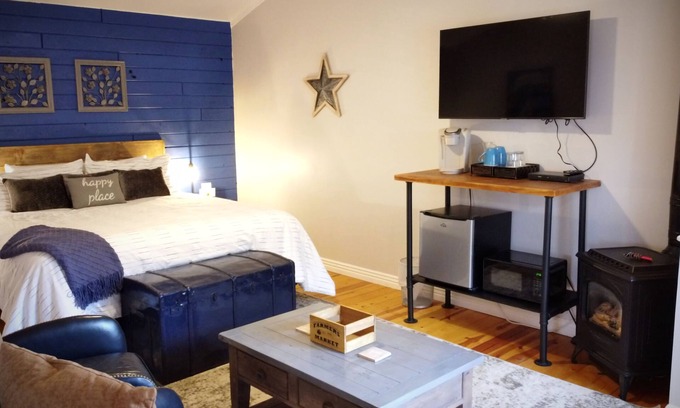Snowflake Hotel | #6 Beautiful Room in Historic Inn, Blue Bungalow