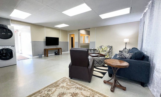 Anchor Bay Harbor House | 6-Bedrooms, 1.5-Bath Ranch Style Unit