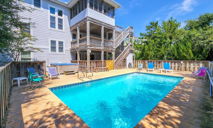 Duck House | 6 BR Oceanside, only 200 yards to the beach w/Private Pool & Dogs Allowed