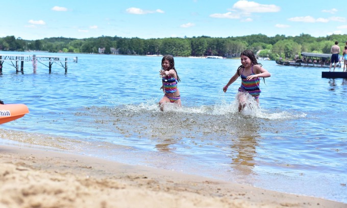Lake Delton Cabin | 6 person Lakefront Cabin located steps away from Lake Delton