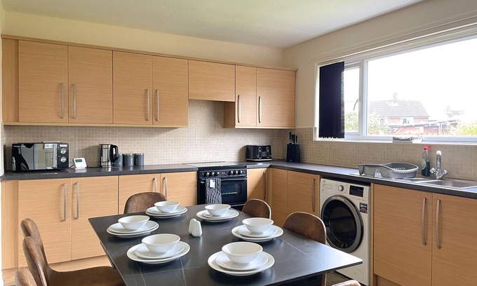 Barnsley House | 6 Person Spacious Home with Garden