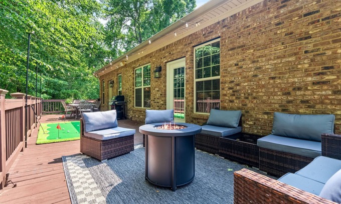 Auburn - Opelika House | 6BR | 5 min to RTJ | Game Room | Back Deck with Grill | Sleeps 15