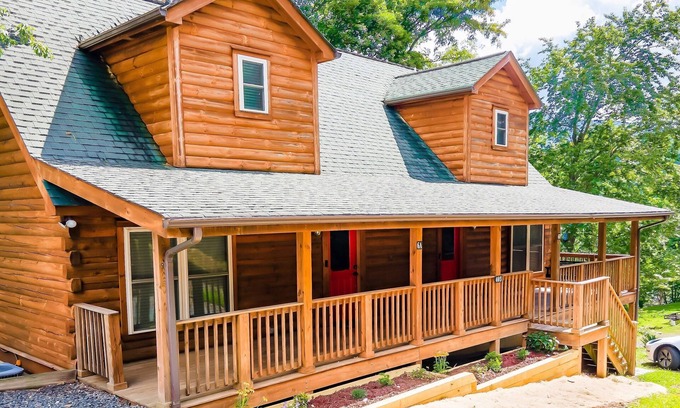West Jefferson Cabin | 6BR Log Cabin | Walk to Downtown | Mountain Views