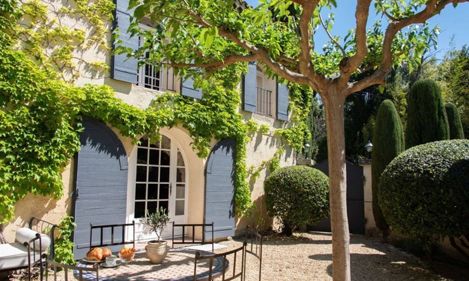 Mouries House | 7 Bed 18th C. Mas Perfect Location in Les Alpilles with AC