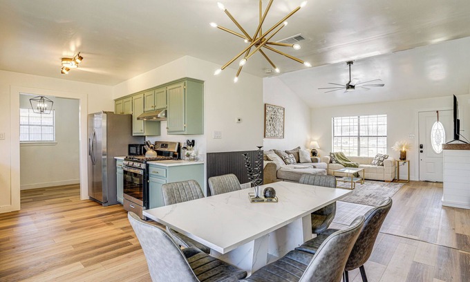 Bridgeport House | 7 Mi to Lake Bridgeport: Home w/Yard & Grill!
