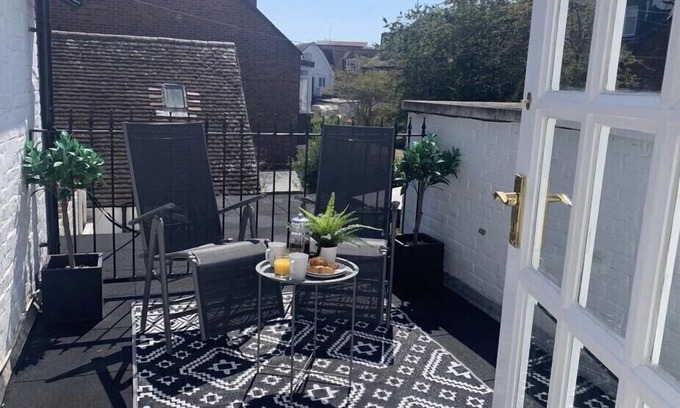Poole House | * 7 NIGHTS OFF PEAK FROM £700.00 * MESSAGE ME FOR OFFER AND AVAILABILITY *