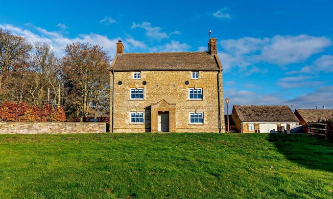 Great Tew Cottage | 8 bedroom luxury holiday home in the Cotswolds with a hot tub - Stonewell Farmhouse