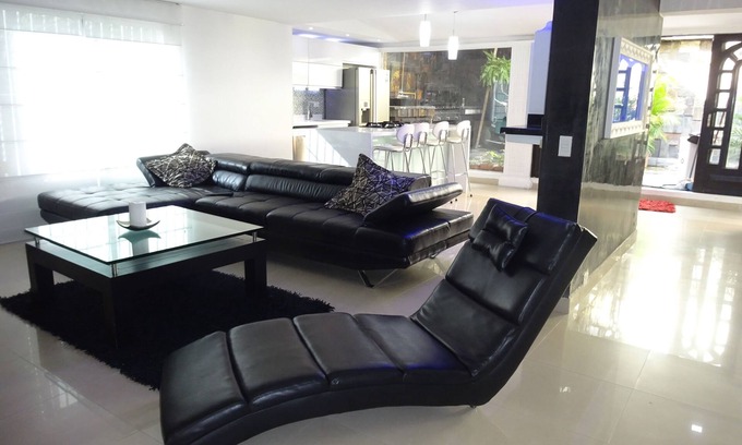 Patio Bonito House | 8 BR Luxury 6000 S.F. Mansion , 2 Bars Hot Tub, Bbq and Ac