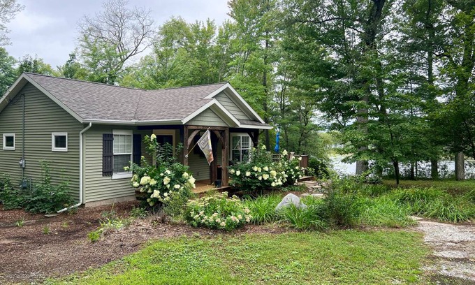 Newaygo Cottage | 84 m² Cabin ∙ 2 bedrooms ∙ 6 guests