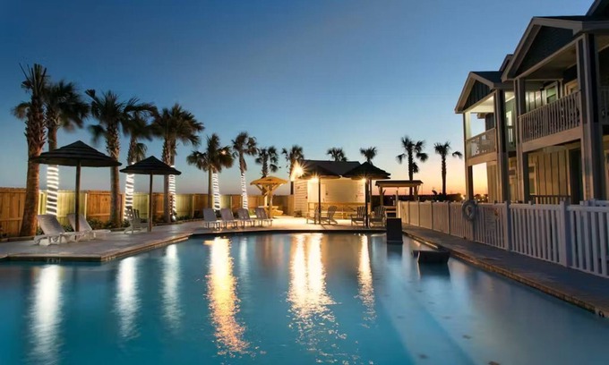 Corpus Christi House | 8BR Dog Friendly | Pool | Hot Tub | Balcony | W/D