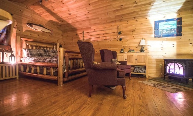 Jackson Cabin | 998 Pinhkham · Cozy Wooded Cabin/private hot tub/fireplace/river