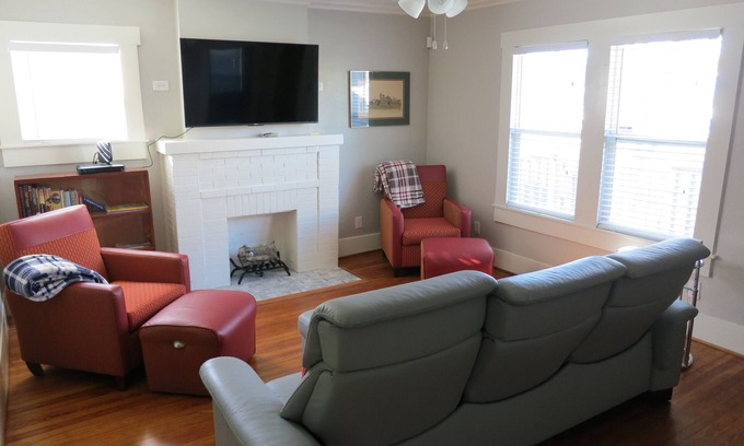 Oak Cliff House | A house in the historic bishop's art district