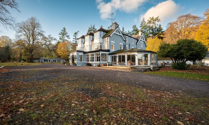 Glen Urquhart House | A luxurious Country home- 2 mins drive to Loch Ness (sleeps 28)