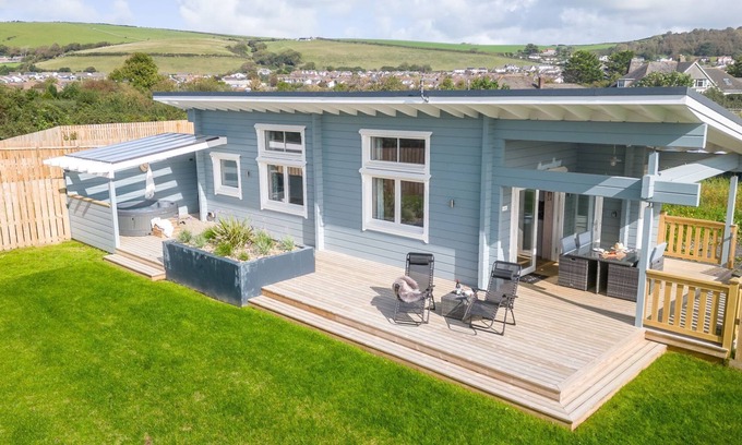 Braunton House | A stunning pet-friendly one-bedroom lodge with open plan living, private deck and hot tub.