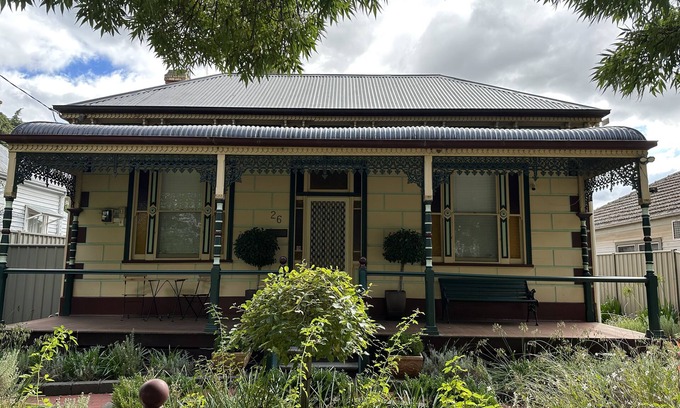 North Bendigo House | AAA Yapera on Lucan. Central Bendigo house, Close to all Bendigo venues