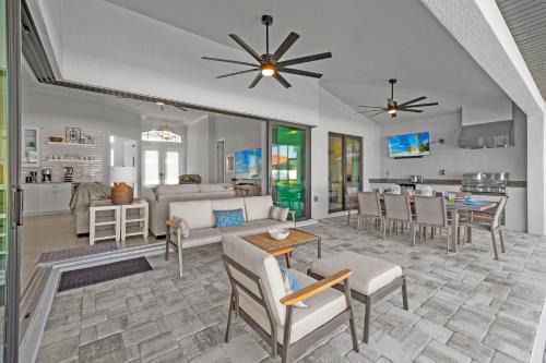 Pelican Villa | Absolutely stunning home that truly embodies Florida living, Villa Blue Starfish