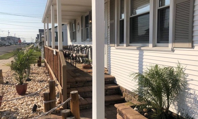 North Wildwood House | Adorable Newly renovated 3 BR 1 BA House -sleeps 8 - free wifi